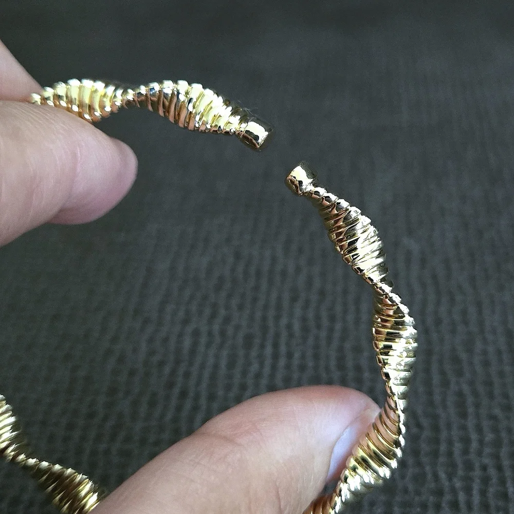 Caldelli Twisted🧬 Gold💛 Flexible Cuff Bracelet - NWT - Picture 4 of 16